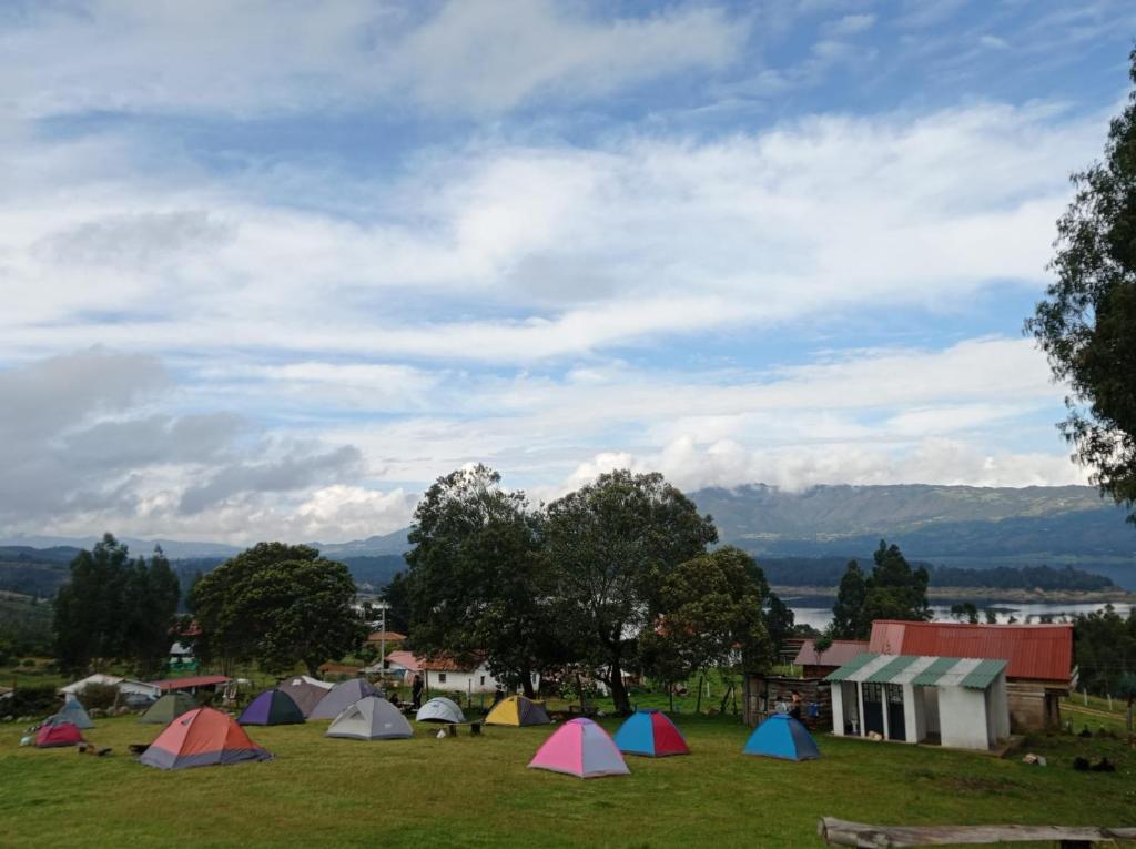 瓜塔维塔Camping Las Acacias的山地的一组帐篷