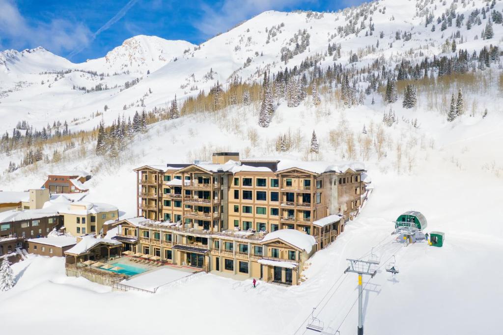 阿尔塔The Snowpine Lodge的雪地中的度假胜地,设有滑雪缆车