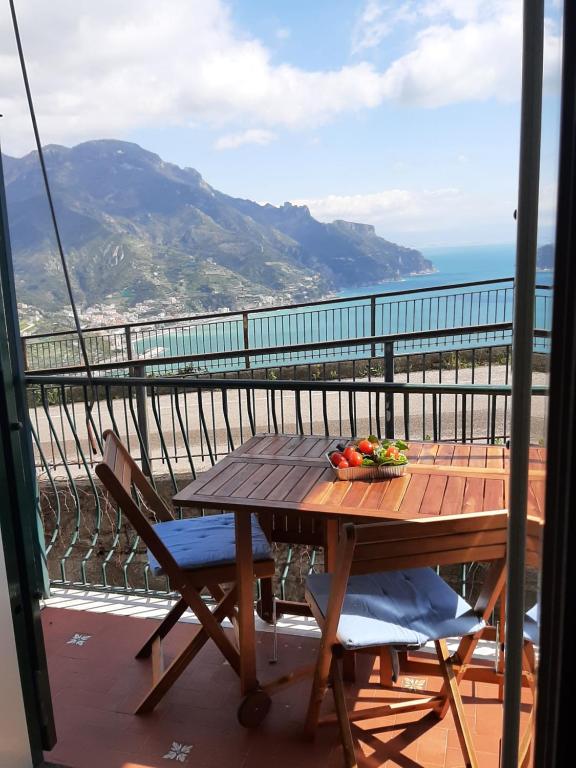 拉维罗Dan Ravello的海景阳台上的桌椅