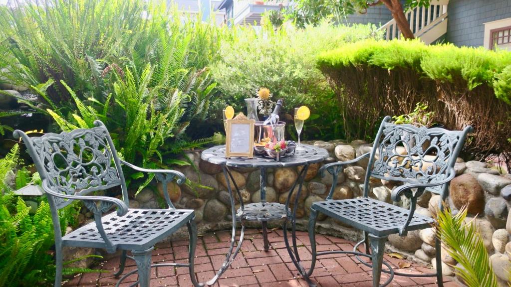 太平洋丛林旧圣安吉拉酒店的花园内的露台桌椅