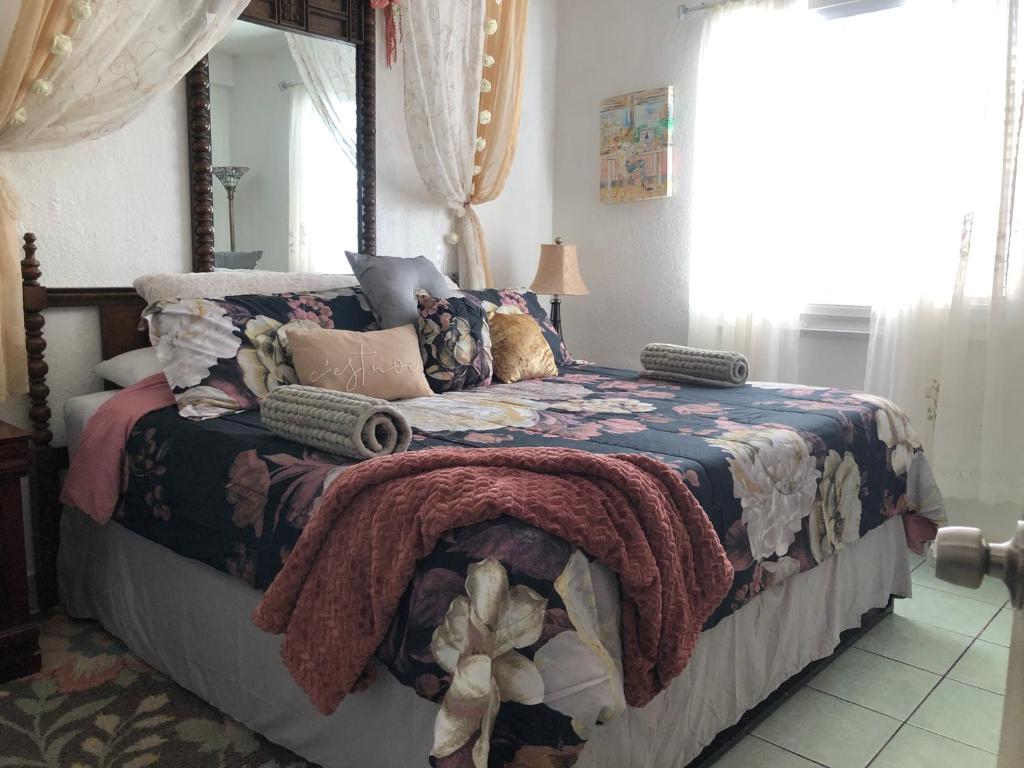 罗萨里托Cozy Apartment Villas的一间卧室配有一张床铺,床上有毯子