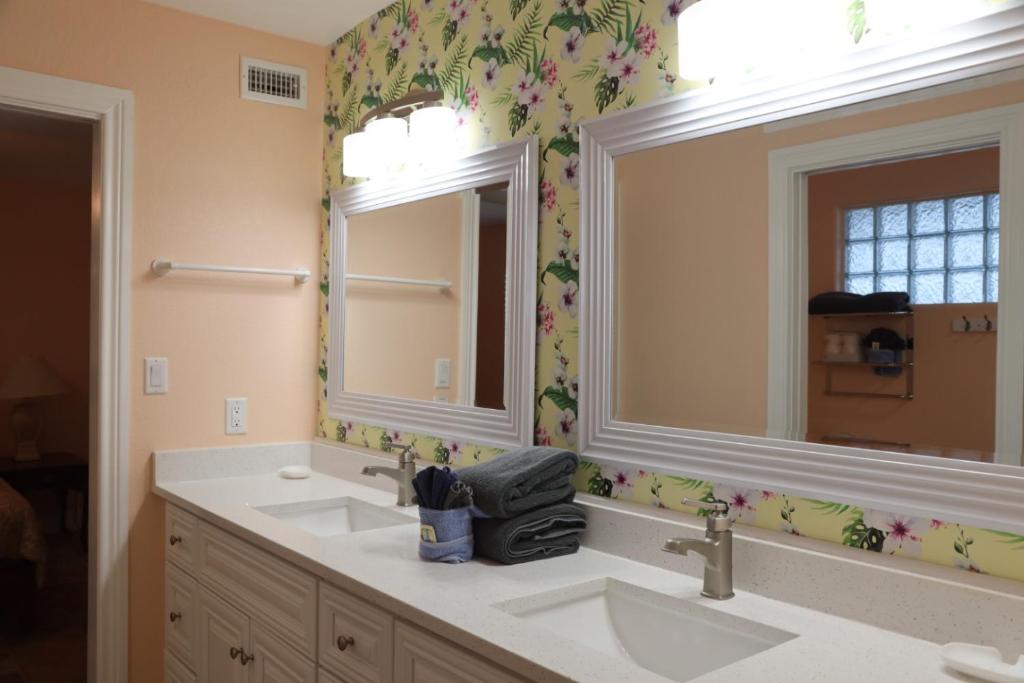 阿兰瑟斯港行政钥匙海滩公寓酒店的浴室设有2个水槽和镜子