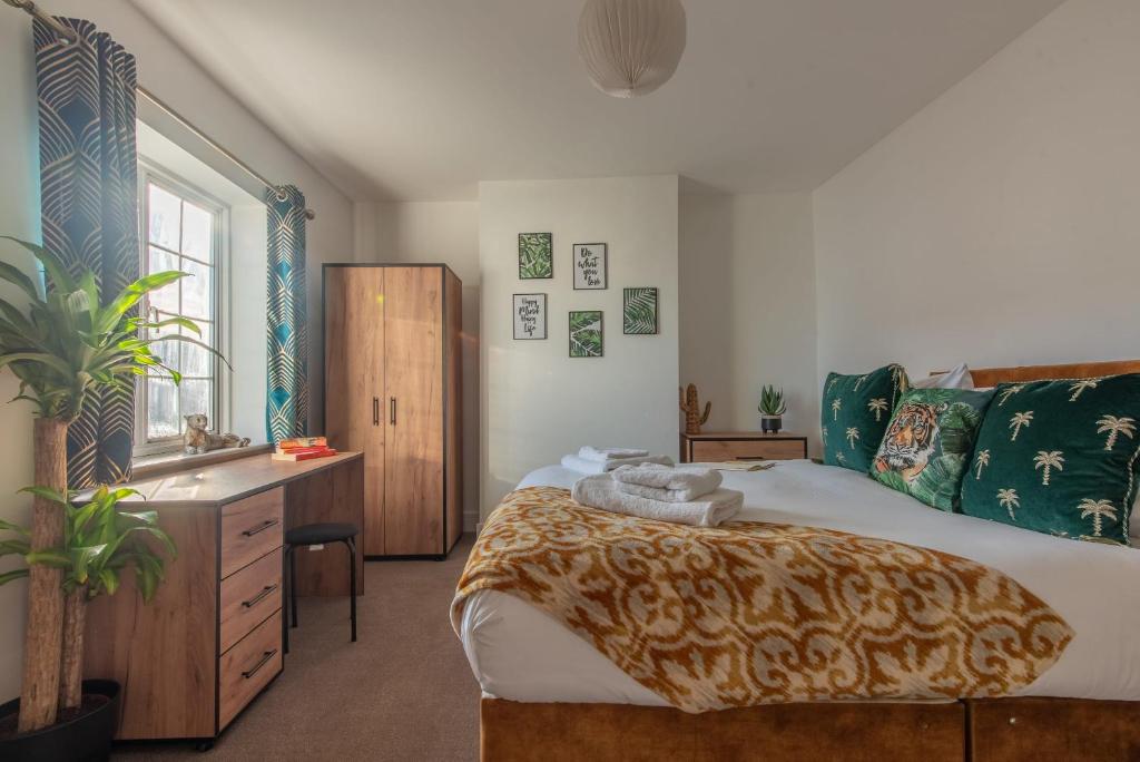 南安普敦Stylish Southampton City Centre House的一间卧室配有一张床、一张书桌和一个窗户。