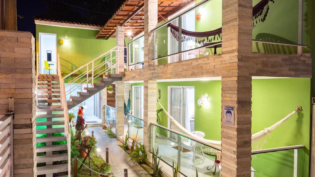 嘎林海斯港Flats Angatu Porto de Galinhas PE的一座带楼梯和绿色墙壁的建筑