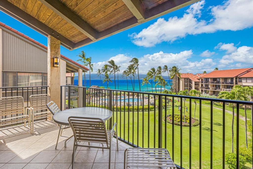 拉海纳Maui Westside Presents: Papakea J401 Top floor Ocean Views的一个带桌椅的海景阳台