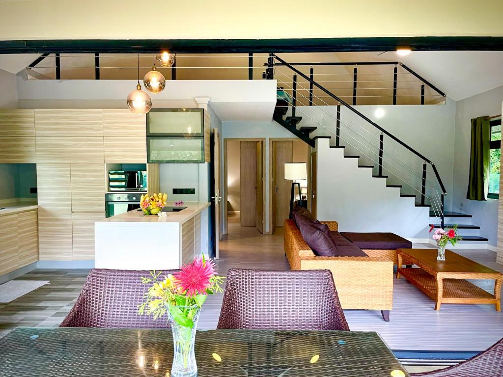 波拉波拉Fare To'erau - New cozy vacation home on Bora Bora的客厅,桌子上放着花瓶