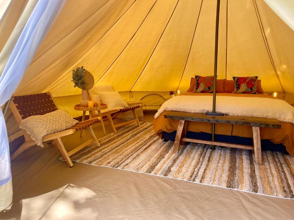 蒂阿瑙蒂阿瑙湖畔背包客旅馆的一间卧室配有一张床铺,帐篷内提供一把椅子