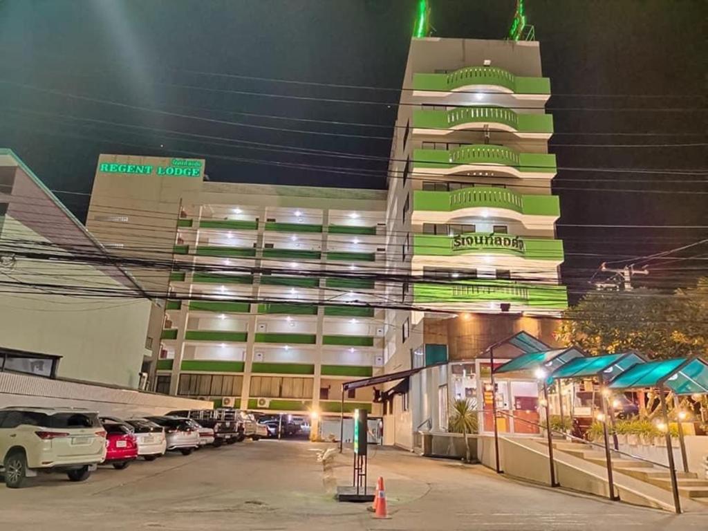 南邦南邦雷根特旅舍的夜间在大楼前的停车场
