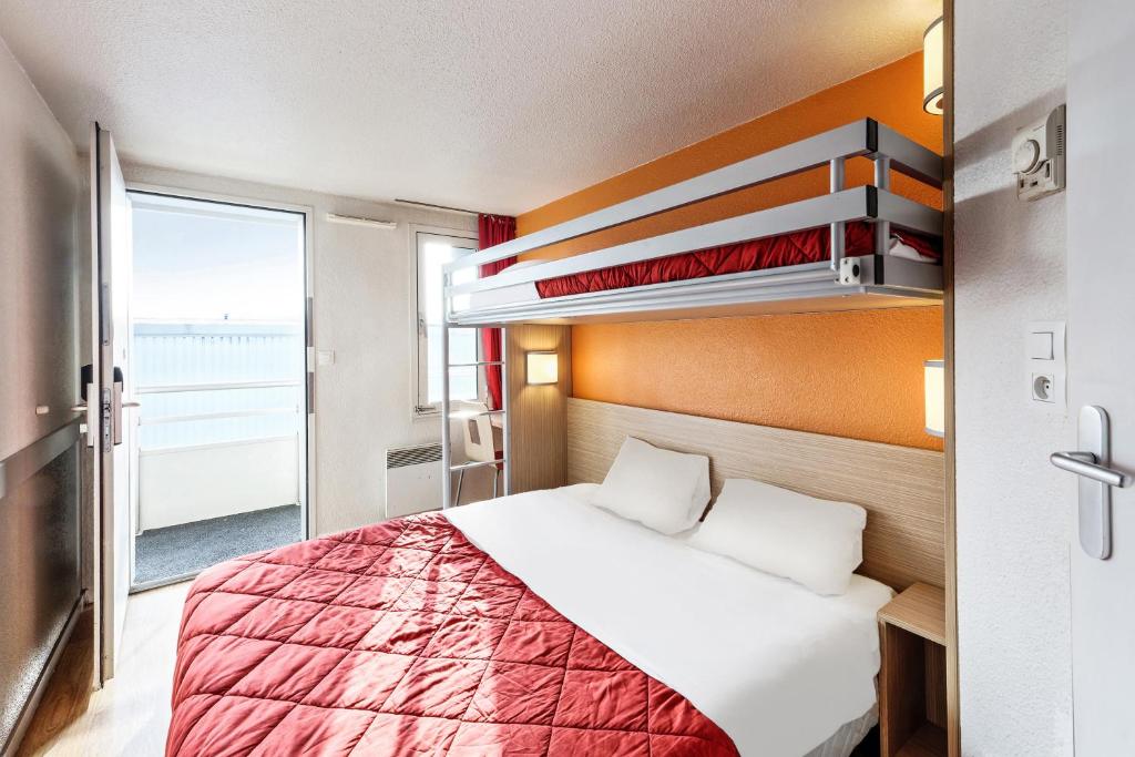 勒藏讷普瑞弥尔卡萨莱利维勒纳夫皮埃尔莫鲁瓦体育场酒店的酒店客房设有床和窗户。