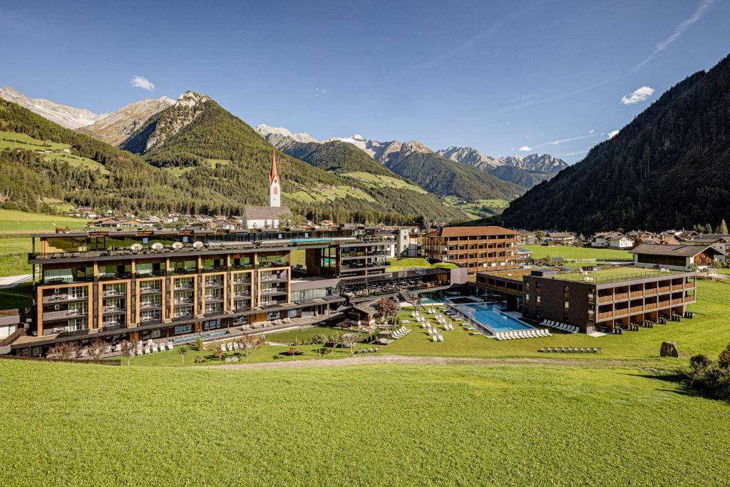 卢塔戈Alpine Luxury SPA Resort Schwarzenstein的享有度假胜地的空中景致,以山脉为背景