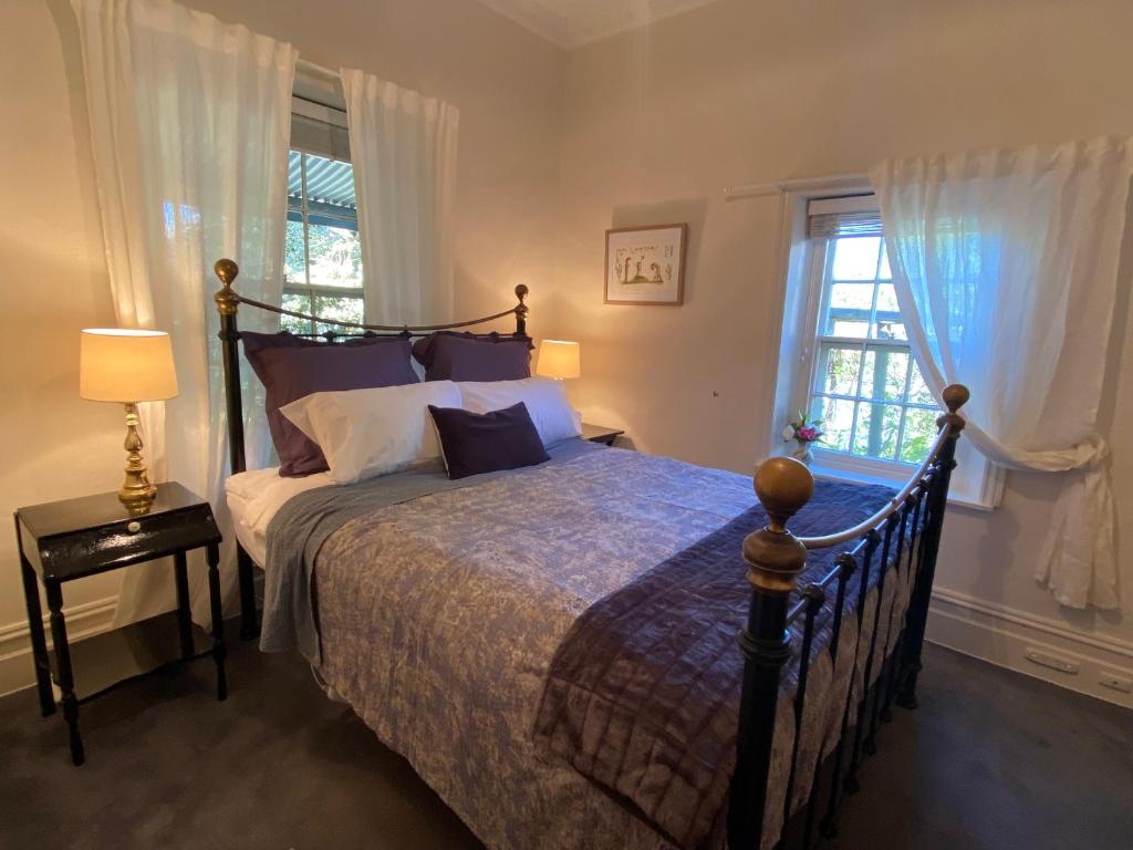斯特灵Stirling Cottage的一间卧室设有一张大床和一个窗户。