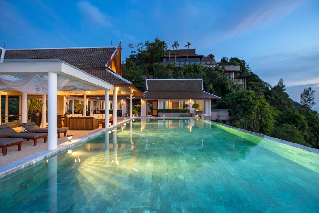 Amphoe ThalangAyara Villa 3 - Unique Gem with Private Pool and Majestic Sea Views的别墅前的游泳池
