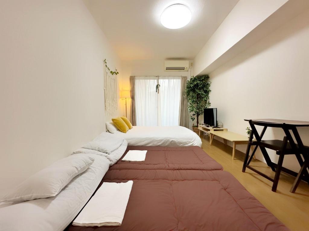 福冈Picoro Hakata - Vacation STAY 11336的带沙发、床和书桌的客房