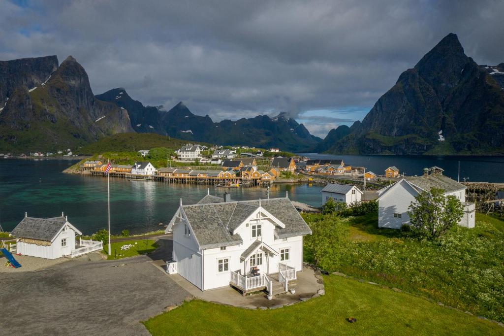 雷讷Lofoten Villa的享有高山房屋的空中景致