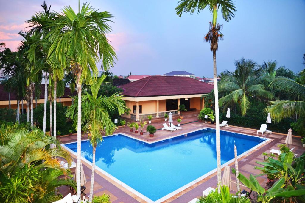 暹粒吴哥酒店的享有棕榈树度假村游泳池的空中景致