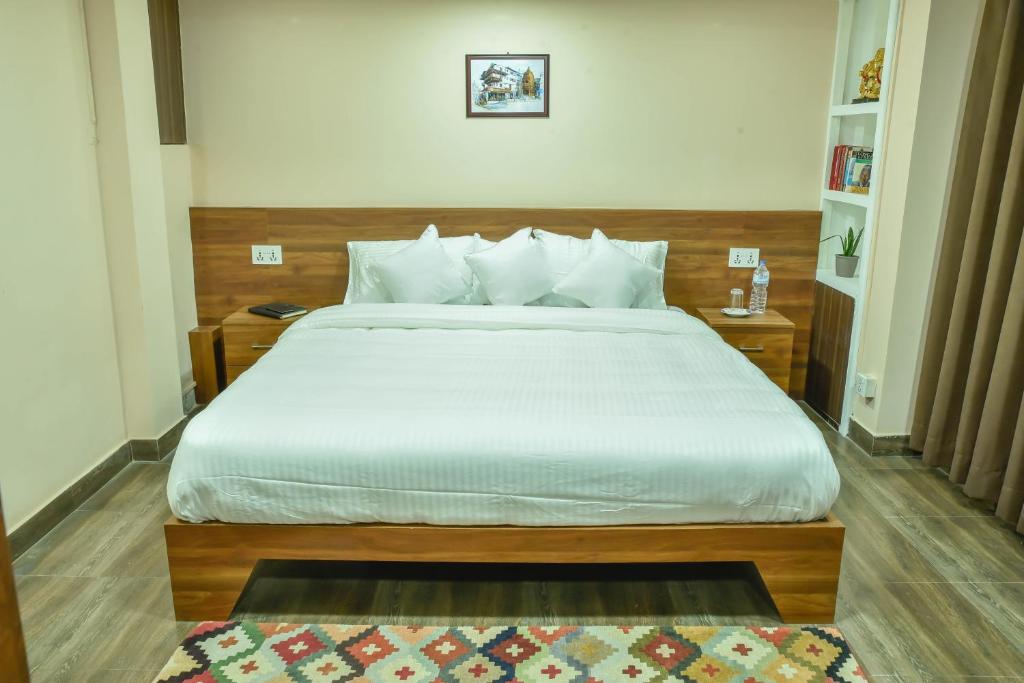 帕坦King Size Bedroom Vacation Home near Patan Durbar的一间卧室配有一张带白色床单的大床