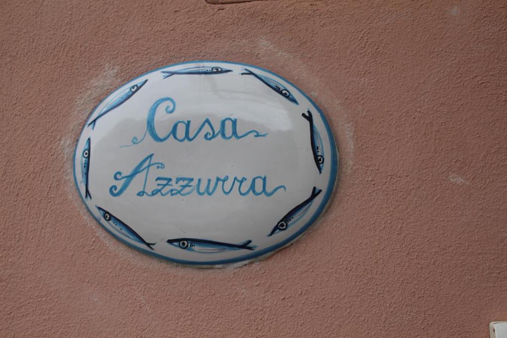 切塔拉Casa Azzurra的墙上的蓝色和白色的板子