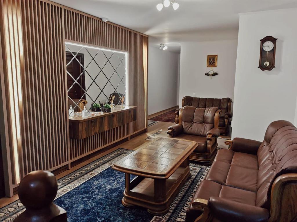 Valea SeacăVila Platon的客厅配有沙发和桌子