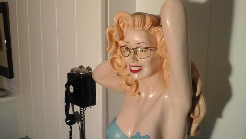 科隆弗赖海特酒店的戴眼镜的女人的塑胶像