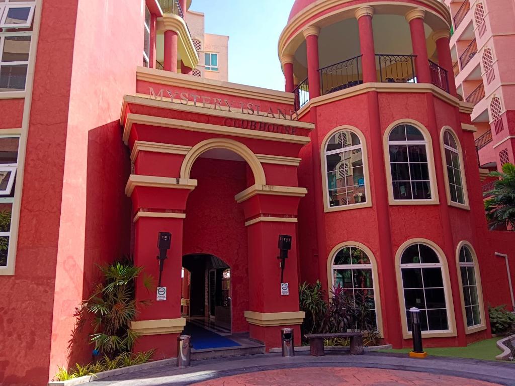 乔木提恩海滩Seven Seas Condo Resort Beautiful Location的前面有拱门的红色建筑