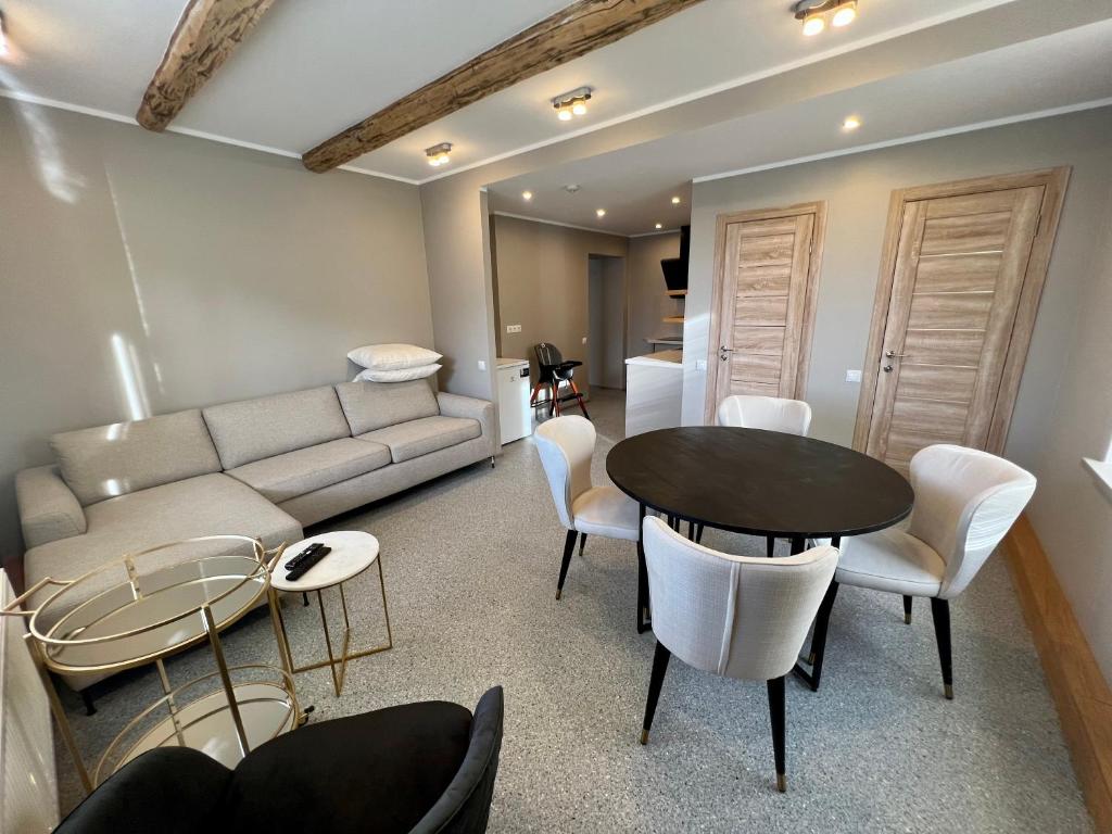 DobeleApartments in Dobele city center - Pilsētas Māja的客厅配有沙发和桌椅