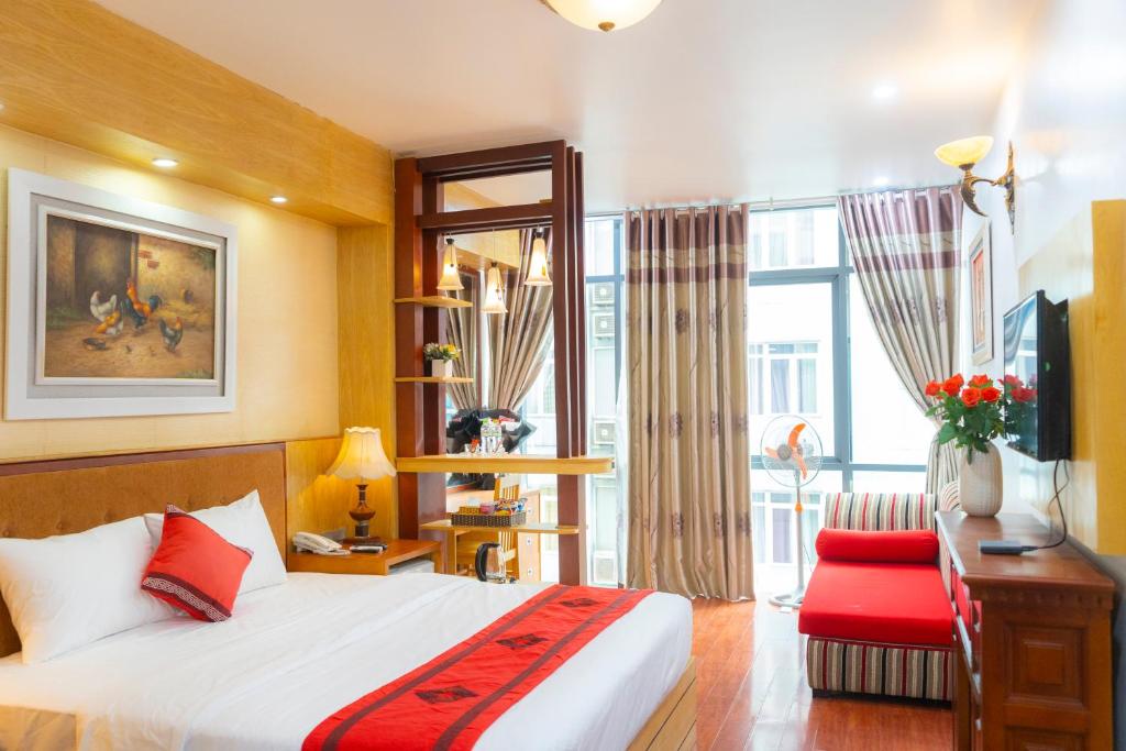 河内Moon Hotel Cau Giay的一间卧室配有一张床、一张书桌和一个窗户。