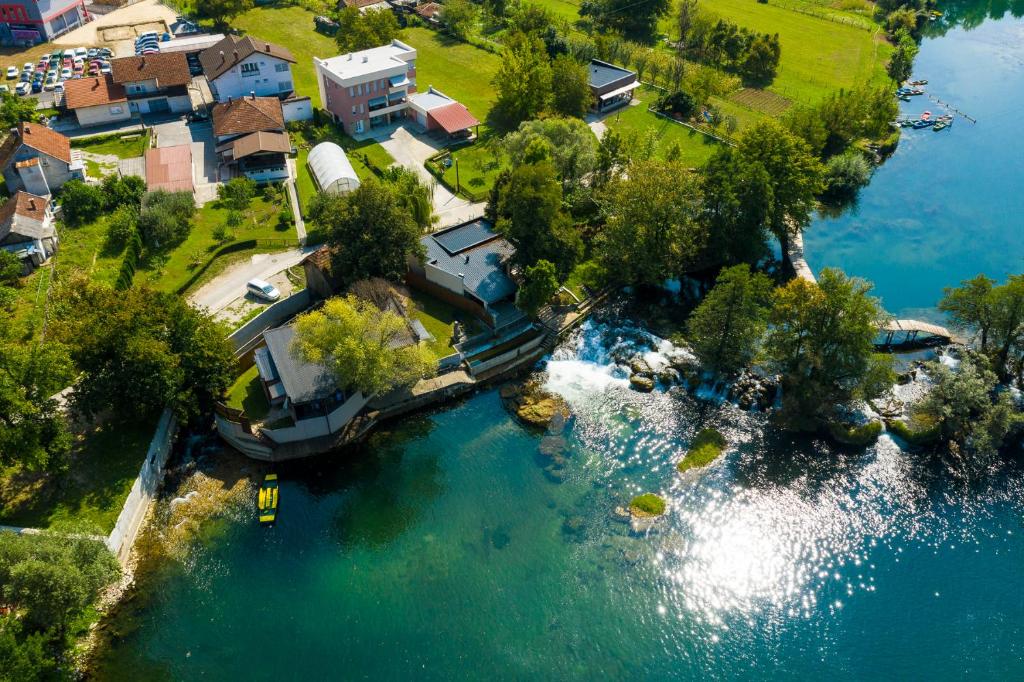 比哈奇Holiday Homes Pozitiva的享有河流的空中景致,设有房屋