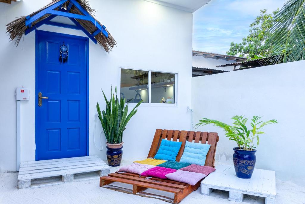 乌库拉斯Villa Boheme的蓝色的门和房子前面的长凳