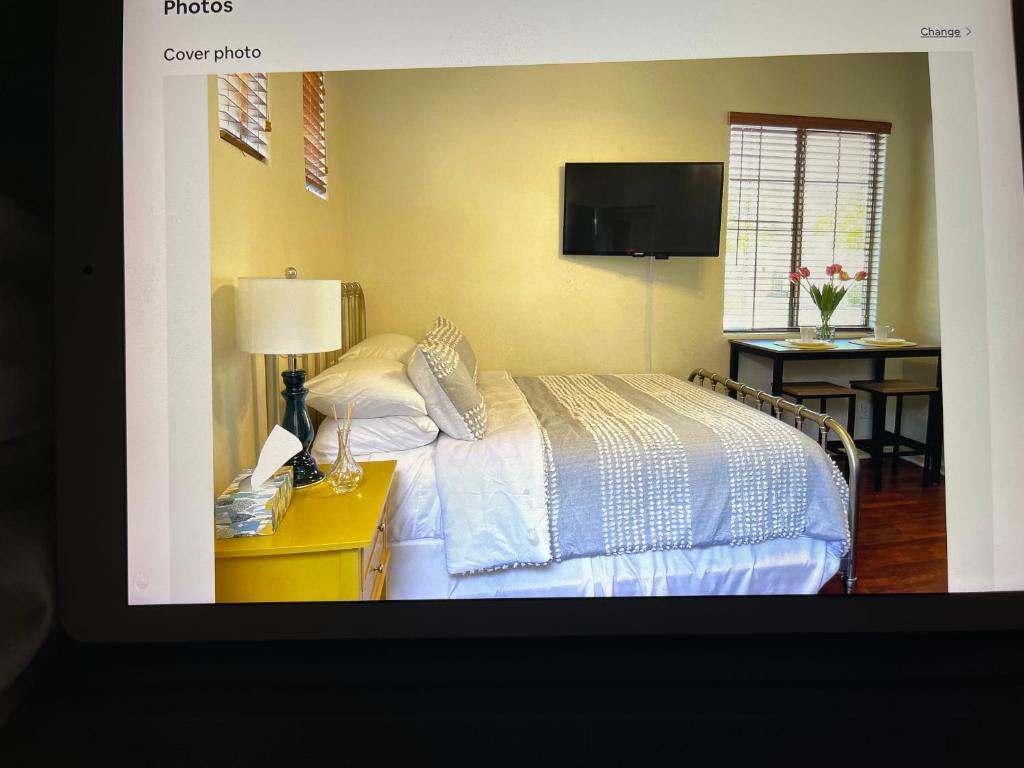 利奇菲尔德公园Casita Alkie的一间卧室配有一张床和一张带台灯的桌子