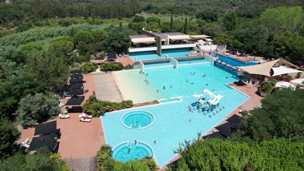 卡斯蒂里昂纳·德拉佩罗葵特乡村露营酒店的享有度假村游泳池的顶部景致
