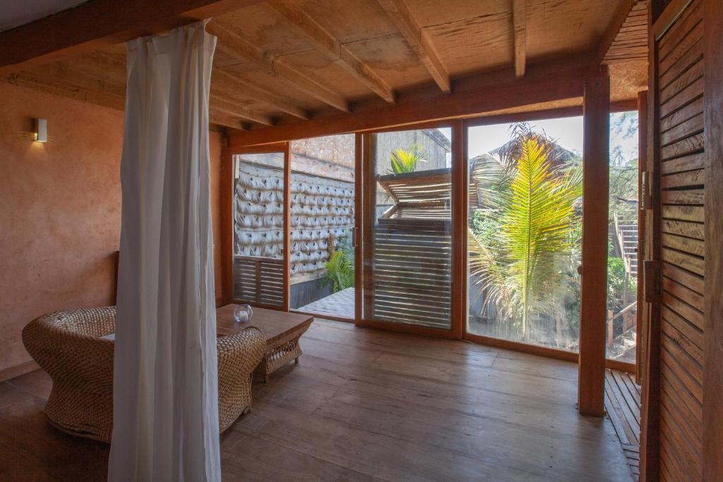 曼克拉Eco Lodge Mancora的客厅设有通往庭院的大玻璃门