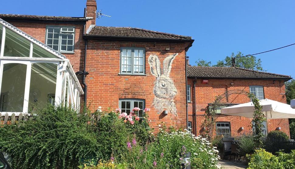 WhitchurchWatership Down Inn的砖屋,旁边画着一只兔子