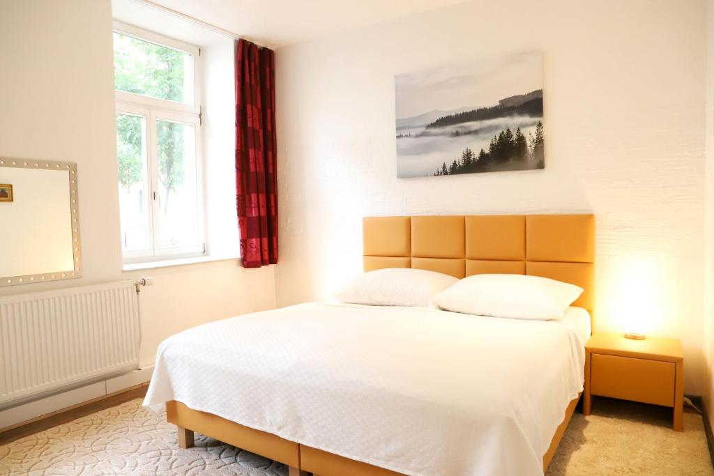 维也纳«Go West» guest rooms的一间卧室配有一张带白色床单的床和一扇窗户。