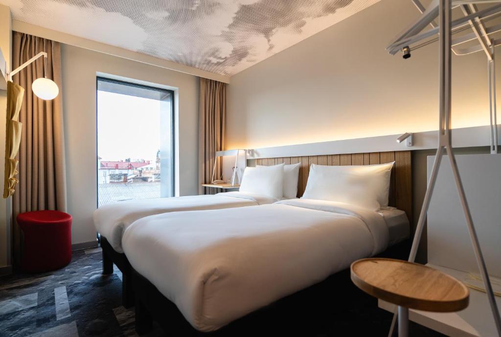 利沃夫ibis Lviv Center的酒店客房设有两张床和窗户。