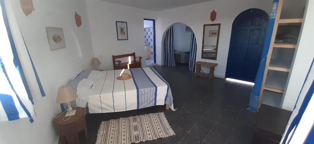 MezraneDar Chick Yahia Ile De Djerba的一间卧室设有一张床和两个蓝色门