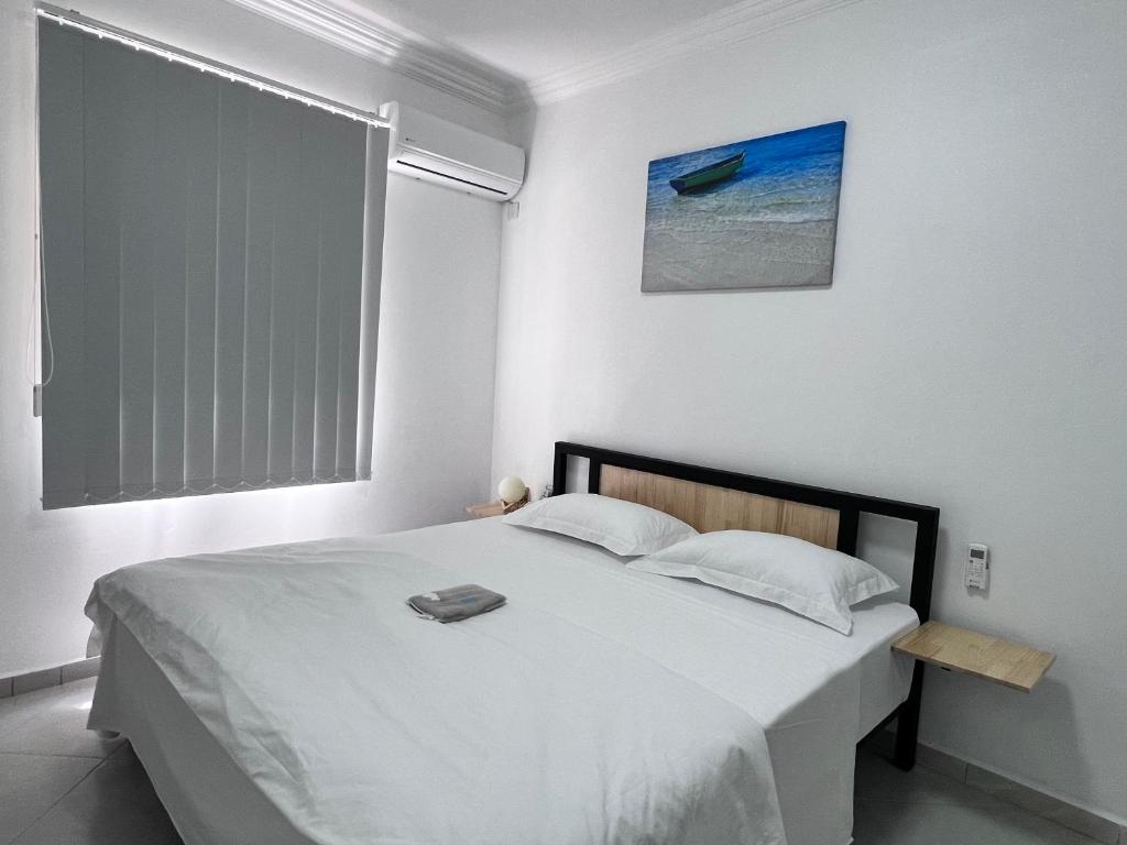 Poste LafayetteSunshine Residence的白色的卧室设有一张大床和一个窗户