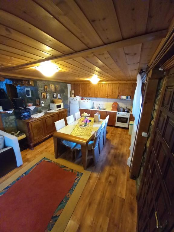 阿瑞达伊亚Loutra Mountain Nature的用餐室以及带桌椅的厨房。