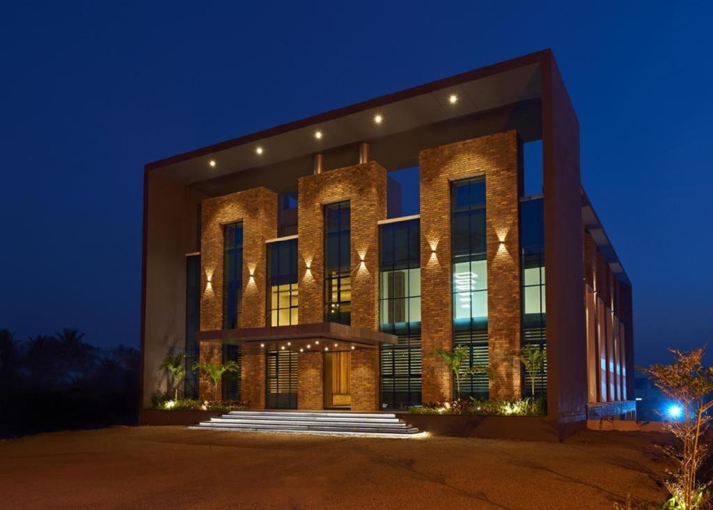 戈尔哈布尔Hotel Shlok- Pure Veg , Kolhapur的一座晚上有灯的建筑