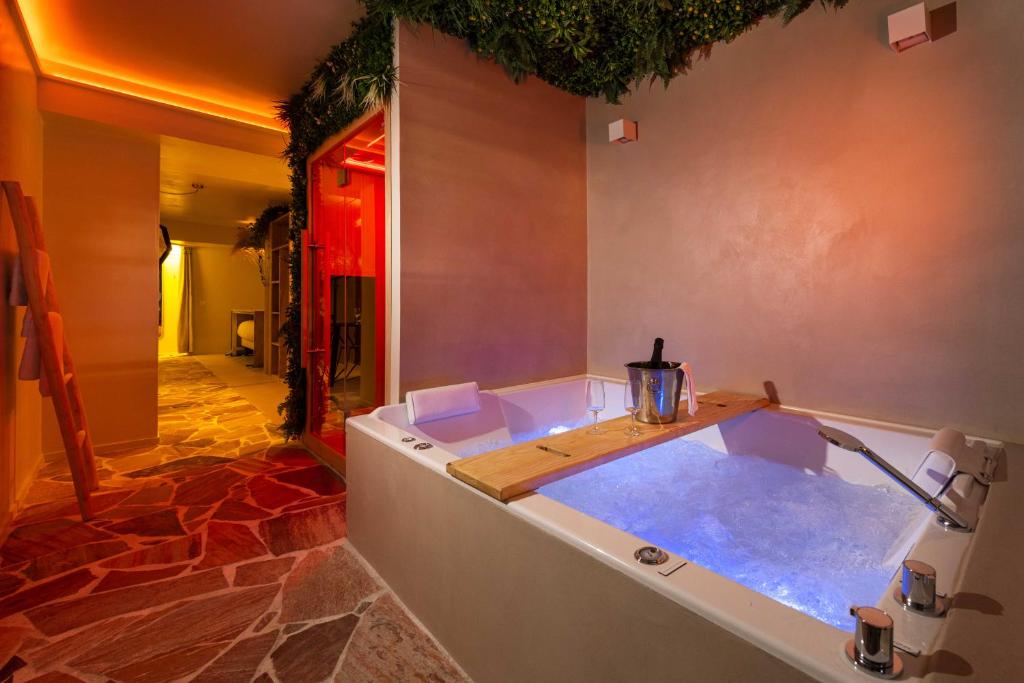 罗科福尔拉贝杜勒Minamina, chambre avec jacuzzi privatif的浴室配有装满水的浴缸。