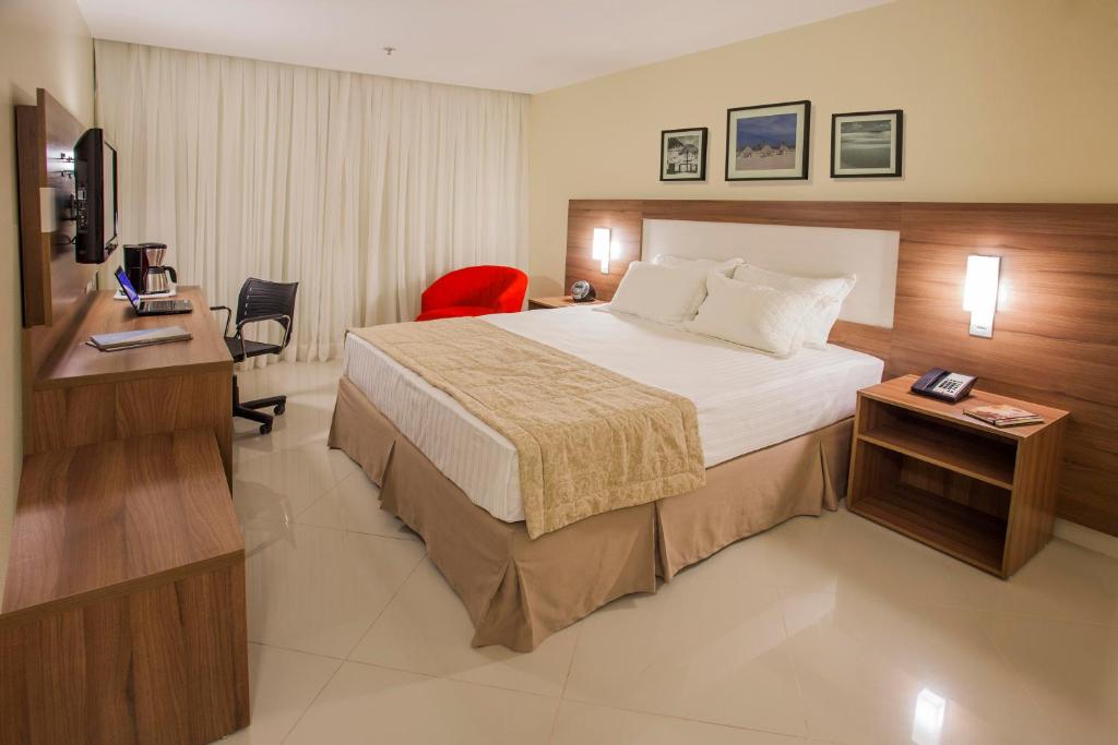 贝伦贝伦安娜尼恩德瓦智选假日酒店的酒店客房设有一张大床和一张书桌。