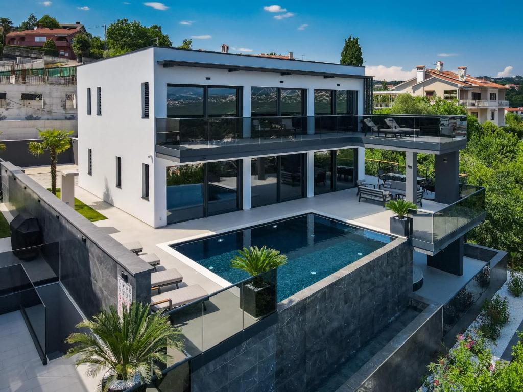 奥帕提亚Villa Titanium的享有带游泳池的房屋的空中景致