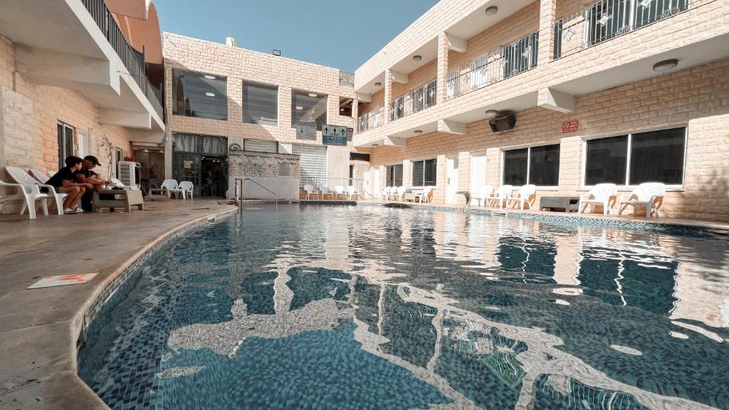埃拉特红海酒店的一座建筑物中央的游泳池