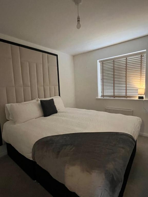 HatfieldHawk House - Furnished Accommodation的卧室配有一张大白色床和窗户