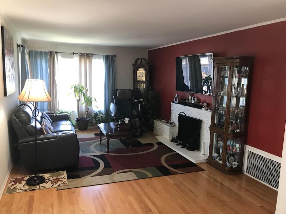 达利城2 bedroom house or Private Studio in quiet neighborhood near SF, SFSU and SFO的带沙发和壁炉的客厅