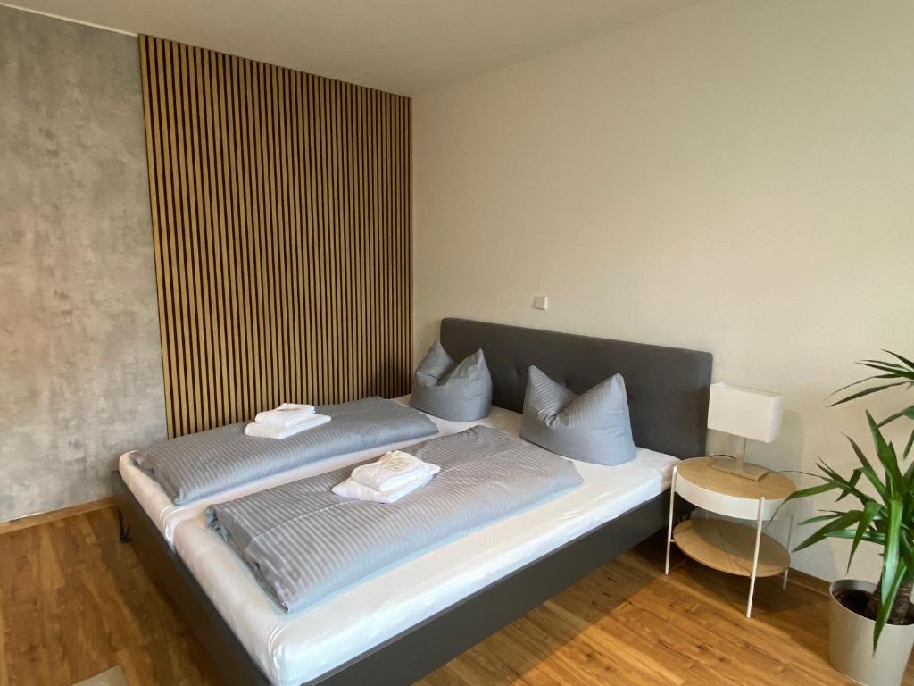 马格德堡RR - Tiny Apartment - Parking - Kitchen - Netflix的一间卧室配有一张床,上面有两条毛巾