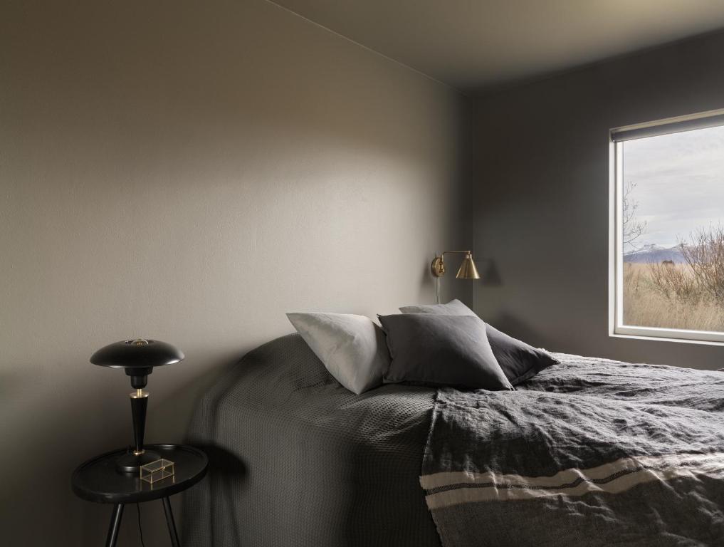斯蒂克松鲁姆Klöpp Lodge - Snæfellsnes Peninsula的一间卧室设有一张床和一个窗口