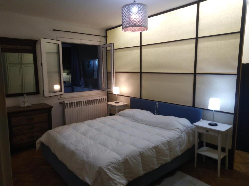 蒙法尔科内appartamento centro storico的一间卧室设有一张大床和两个床头柜