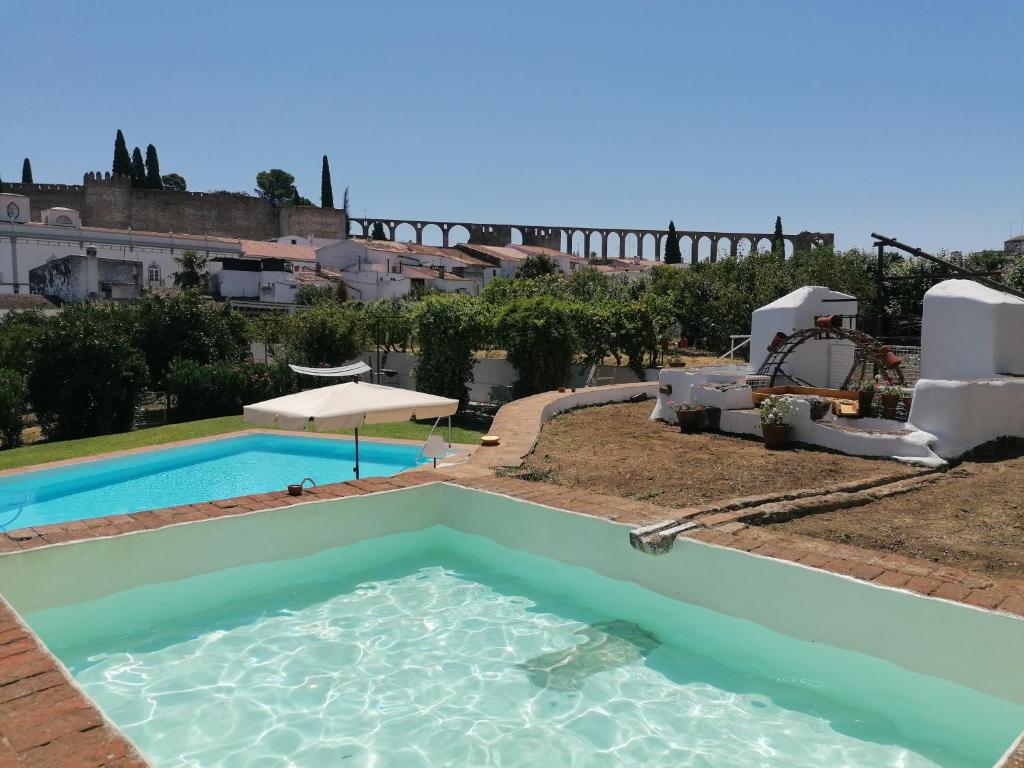 塞尔帕Horta das Laranjas的度假村中央的游泳池