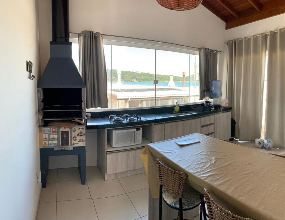 帕罗卡Ocean Residence的厨房配有桌子、水槽和窗户