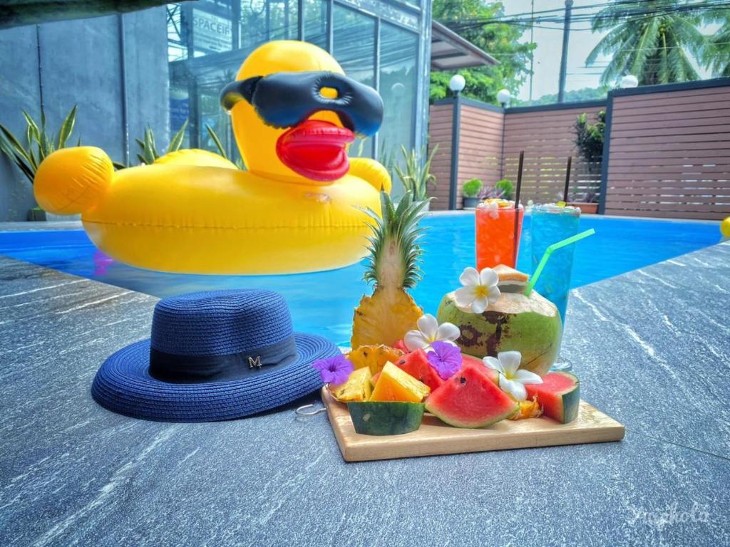 奥南海滩The Morning mini house aonang的塑料橡皮鸭,带帽子和水果盘